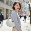 sac hobo blanc porté à l'épaule