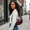 sac hobo bordeaux porté à l'épaule