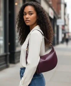 sac hobo bordeaux porté à l'épaule