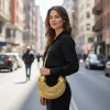 sac hobo doré porté à l'épaule