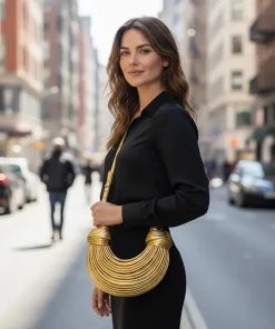 sac hobo doré porté à l'épaule