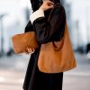 Sac Hobo en Daim porté par un mannequin