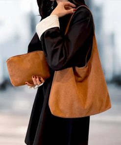 Sac Hobo en Daim porté par un mannequin