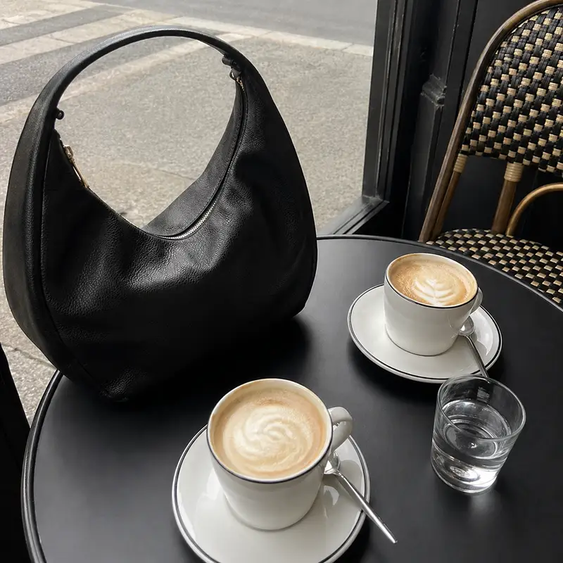 sac hobo sur une table de café