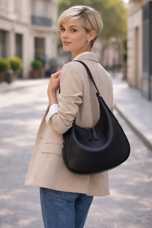 Grand Sac Hobo Noir en Cuir porté par une femme élégante dans la rue